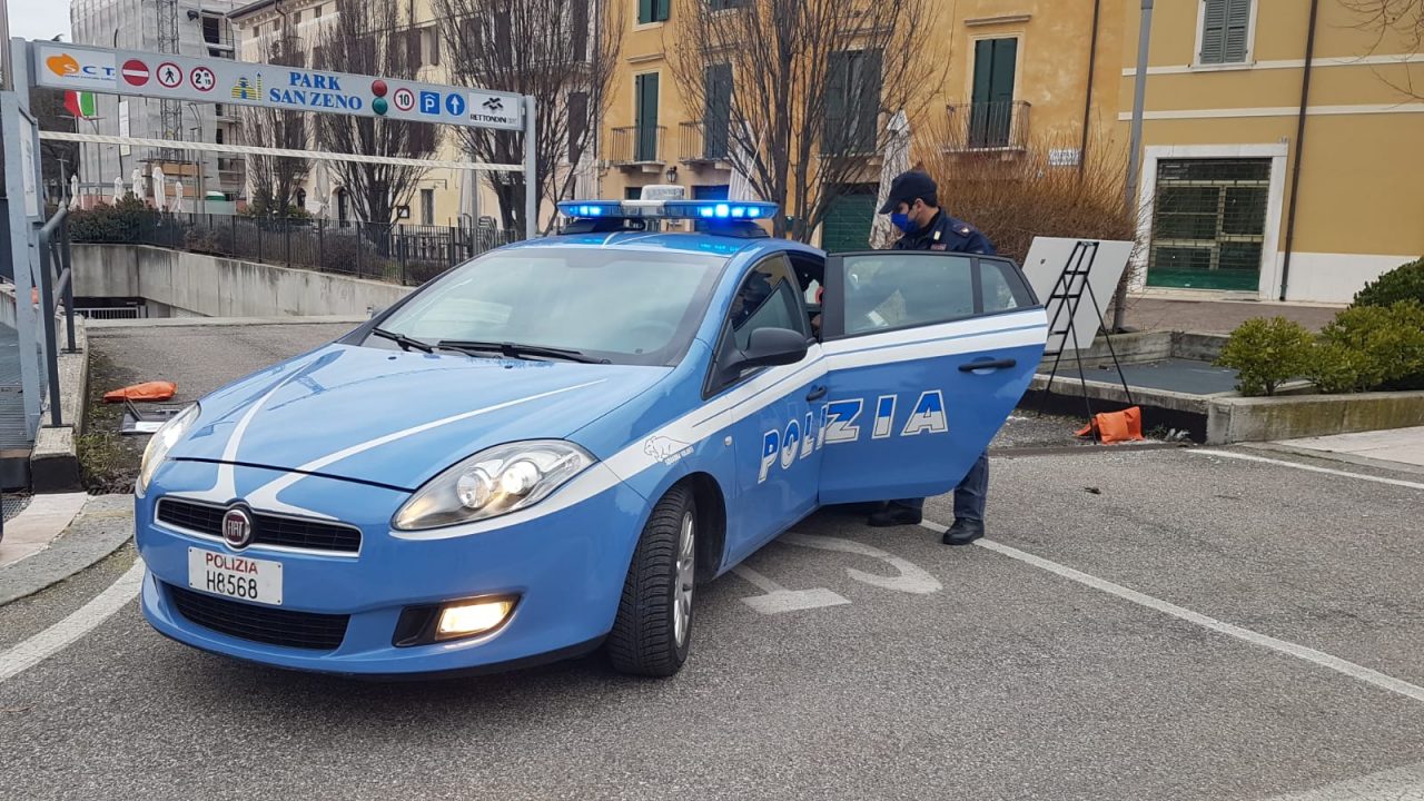 E’ agli arresti domiciliari ma lo trovano a passeggiare in centro