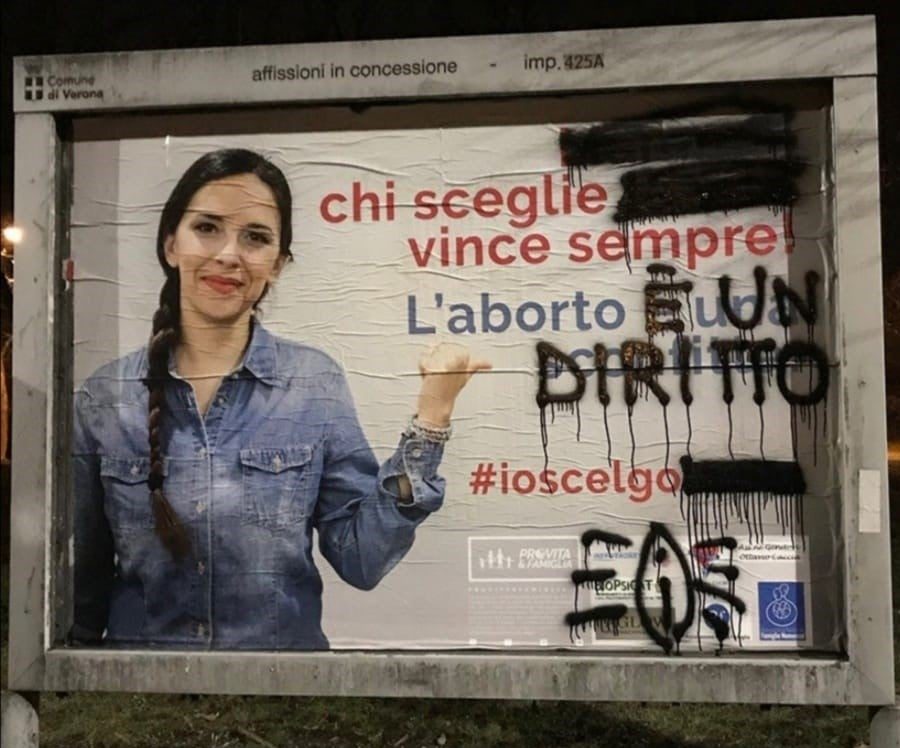 “Battaglia” a suon di correzioni sui cartelloni contro l’aborto