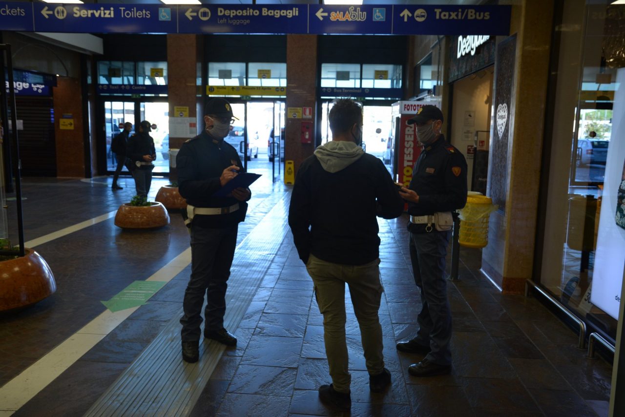 Scende dal treno e si consegna alla Polizia Ferroviaria: “Sono ricercato”