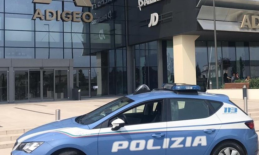 Fermati a pochi passi dall’Adigeo con borse colme di capi di abbigliamento rubati