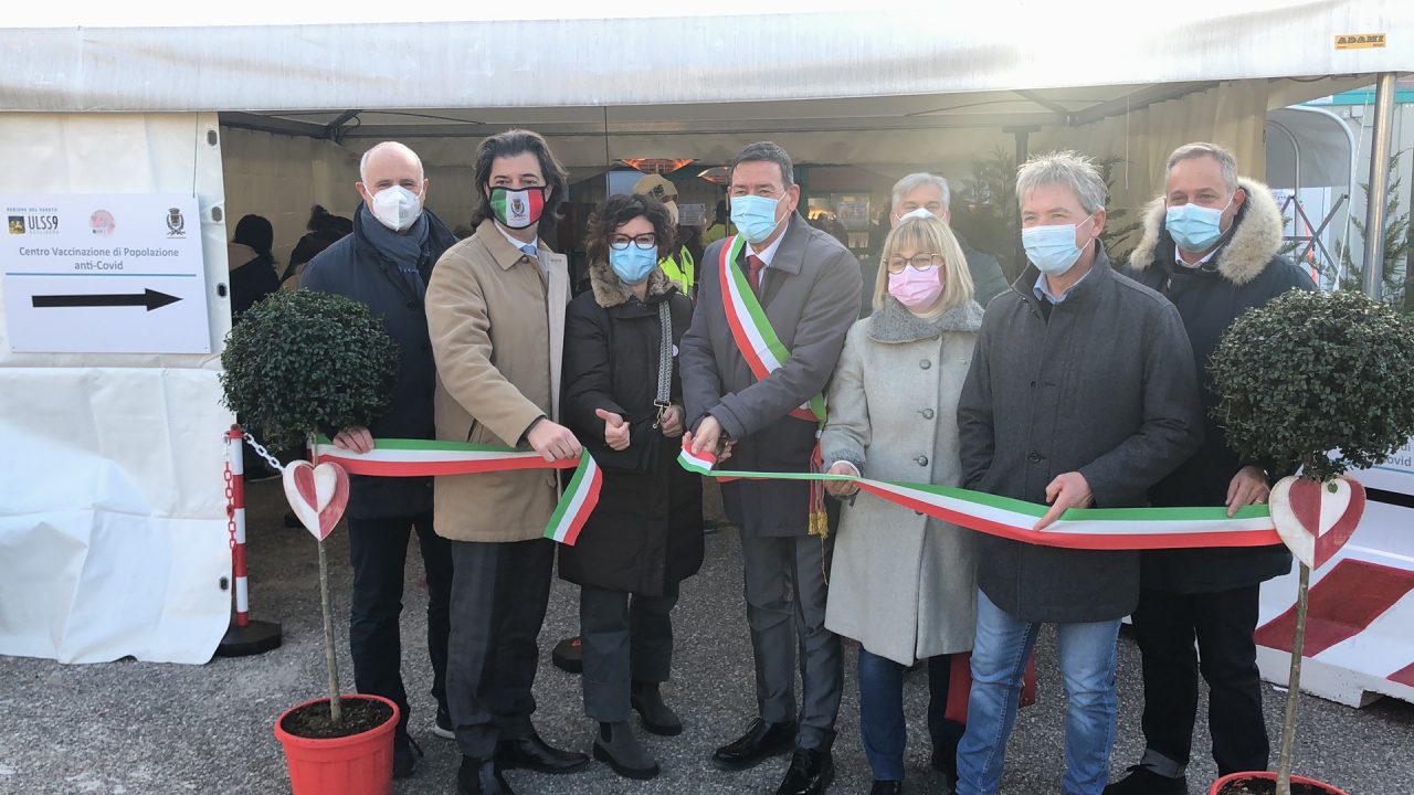 Aperto il centro vaccinazione a Bussolengo, costruito in una sola settimana