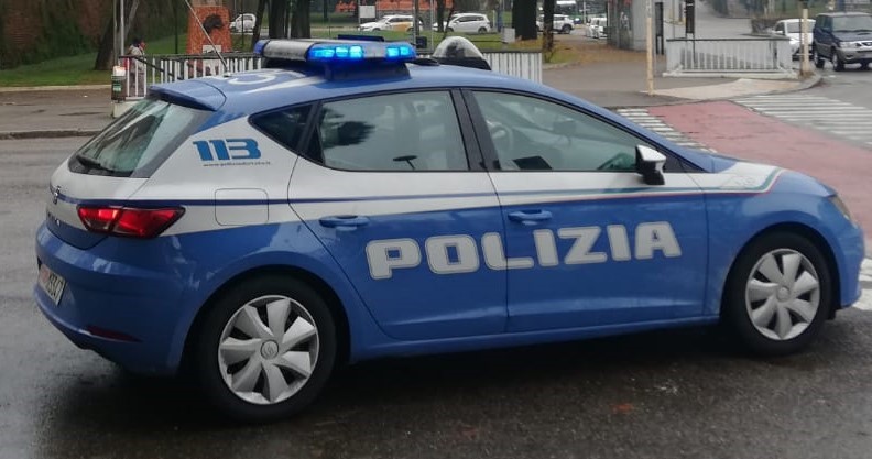 Tenta di rubare una bicicletta elettrica, ma due passanti lo notano