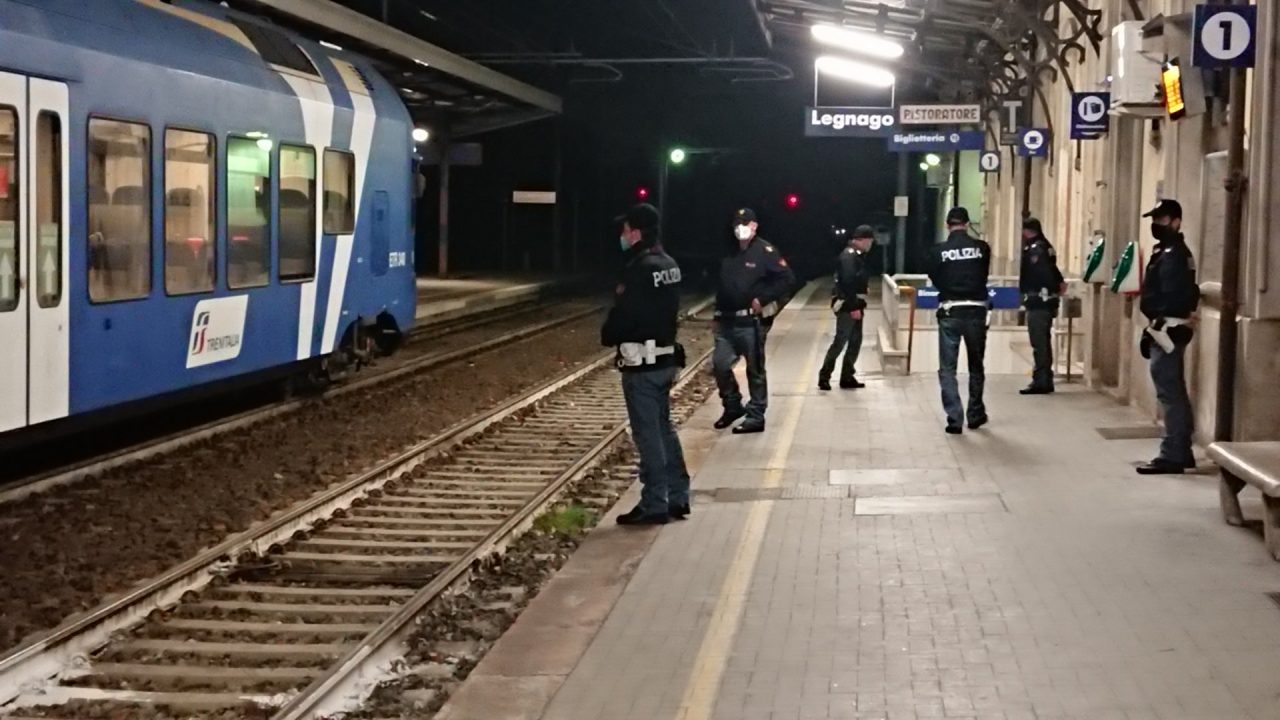 Servizio anti-assembramento della Polizia nella stazione ferroviaria