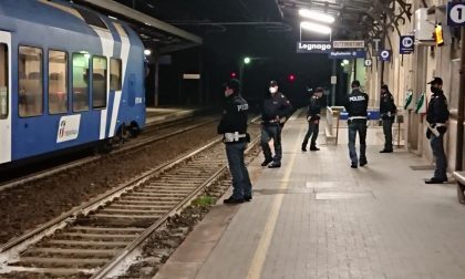 Servizio anti-assembramento della Polizia nella stazione ferroviaria