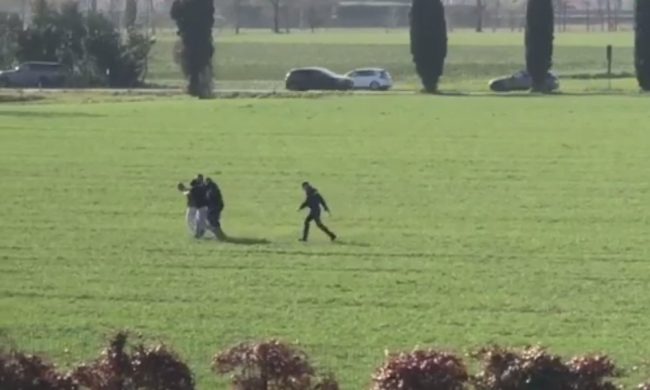 Follia sul lungolago: in preda a un raptus accoltella e minaccia alcune persone