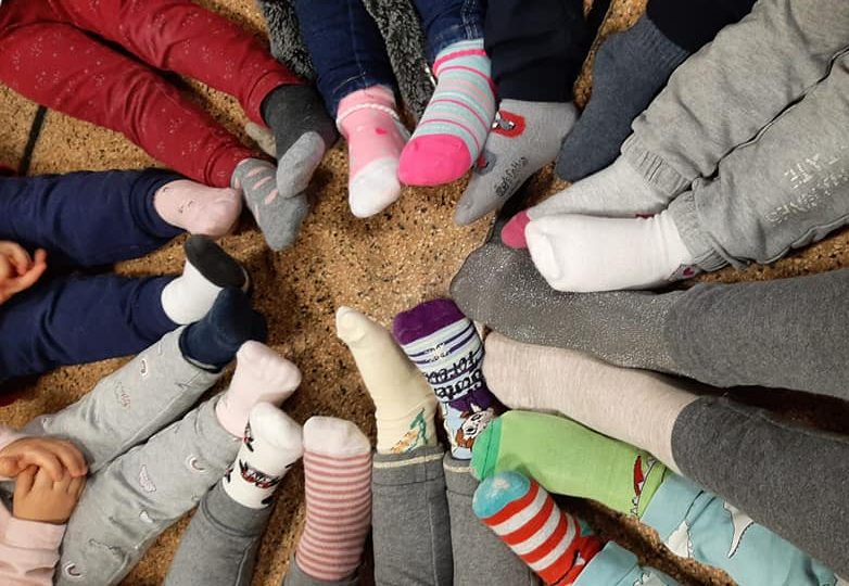 Giornata dei Calzini Spaiati: le foto dei piedini che celebrano tutte le diversità