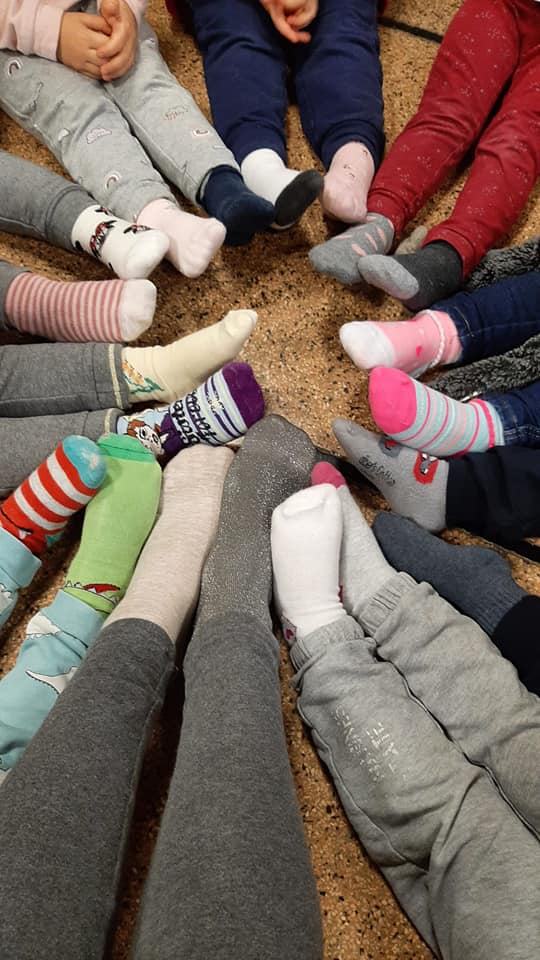 Giornata dei Calzini Spaiati le foto dei piedini che celebrano tutte le diversità