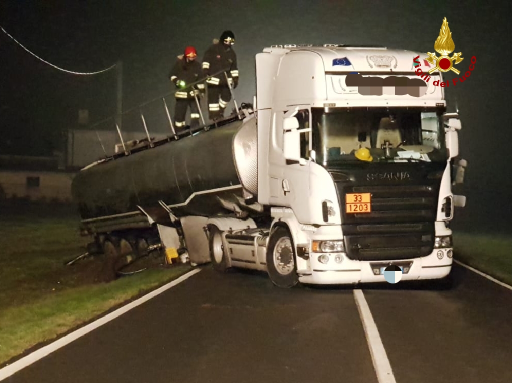 Autocisterna con 37mila litri di carburante finisce fuori strada a Valeggio sul Mincio