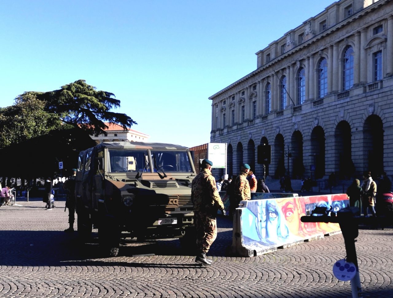 Prorogata l’ordinanza Sboarina sul divieto di stazionamento nelle piazze e orario Ztl