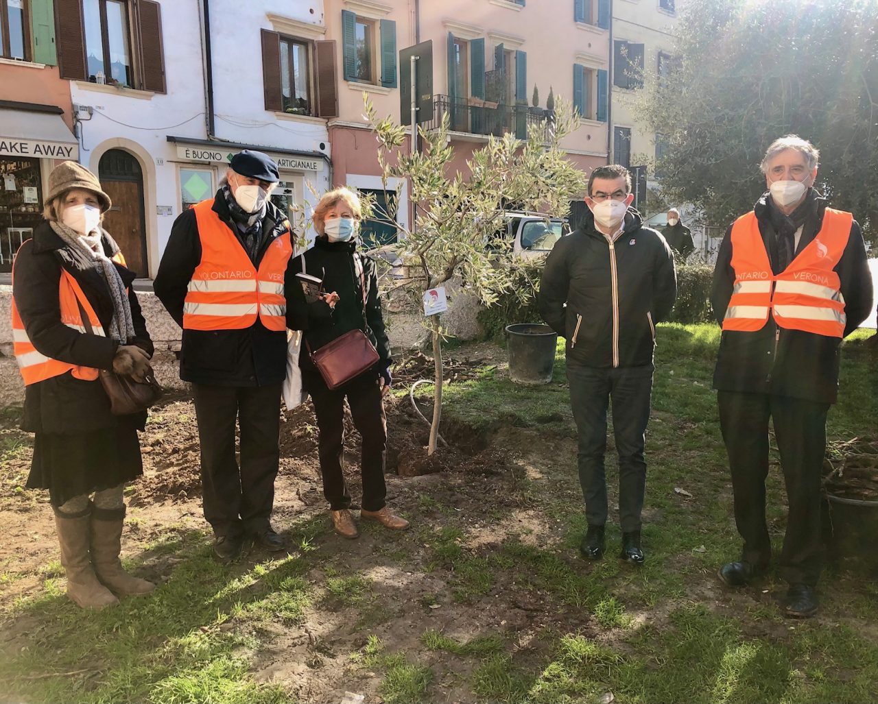 Gli “Angeli del Bello” donano due piante alla città