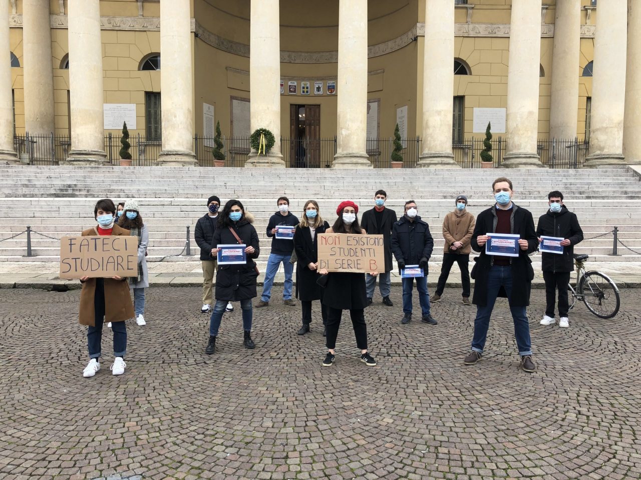 Flash mob degli studenti davanti a Palazzo Barbieri: “Fateci studiare!”