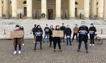 Flash mob degli studenti davanti a Palazzo Barbieri: "Fateci studiare!"