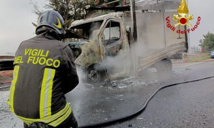 Furgone avvolto dalle fiamme nei pressi del Casello autostradale di Verona Nord