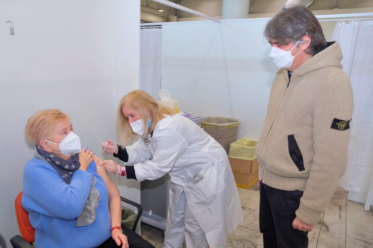 Vaccini anti Covid: si parte oggi con gli over 80enni