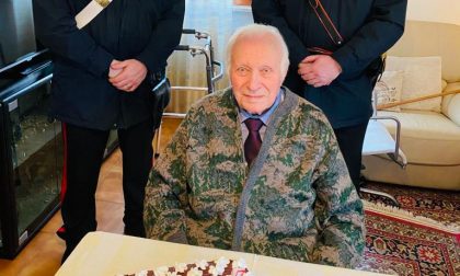 Il Carabiniere in congedo Igino Facchetti compie 101 anni, i colleghi festeggiano con lui