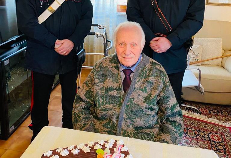 Il Carabiniere in congedo Igino Facchetti compie 101 anni, i colleghi festeggiano con lui