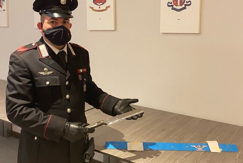 Attimi di paura a Vigasio: giovane colpisce con una spranga in ferro l’auto guidata da una donna