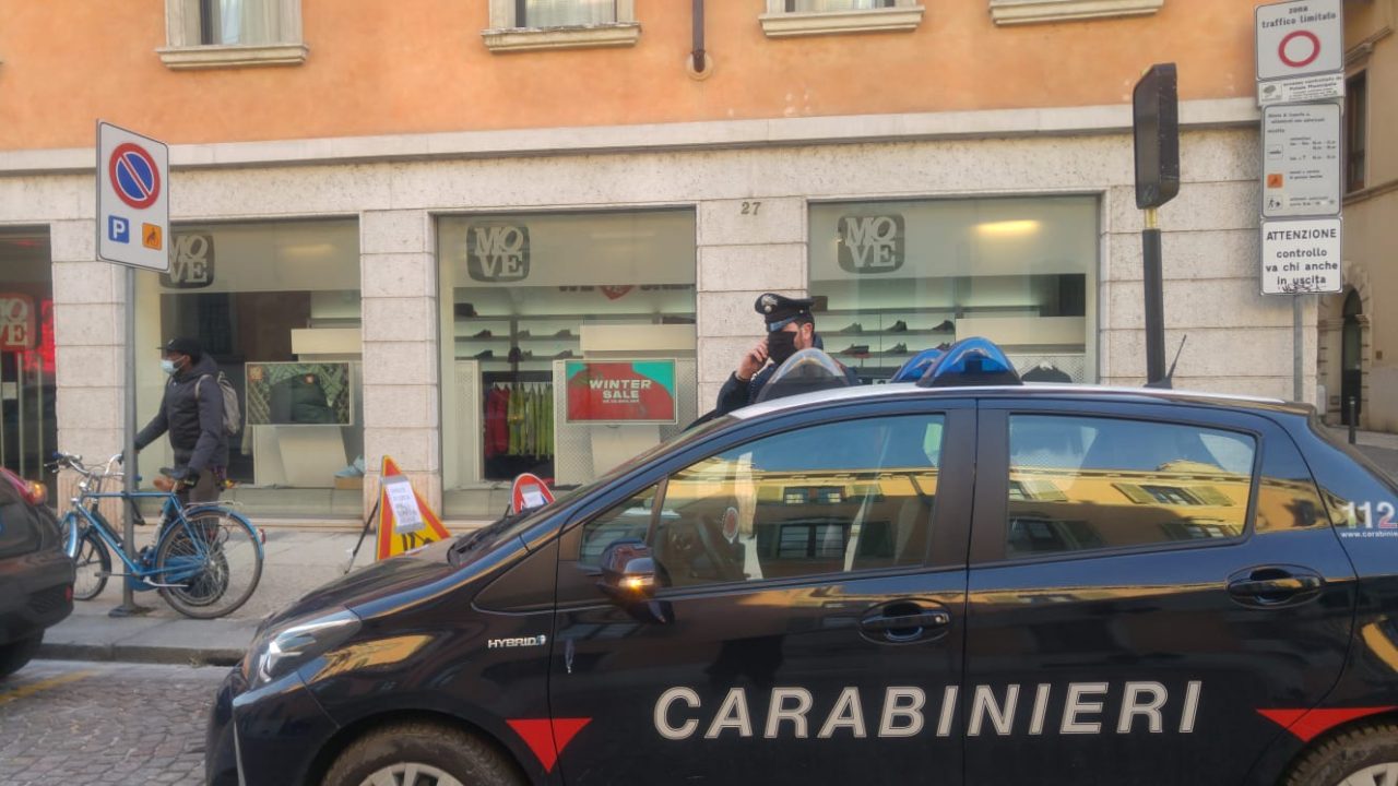 Preleva degli abiti dagli scaffali e spinge il responsabile del negozio per guadagnare la fuga