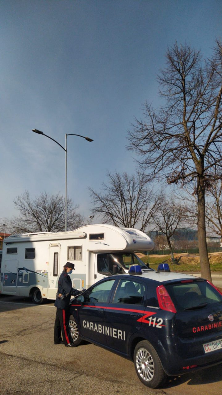 Scoperto mentre tenta di introdursi nel camper colpisce con una testata il proprietario