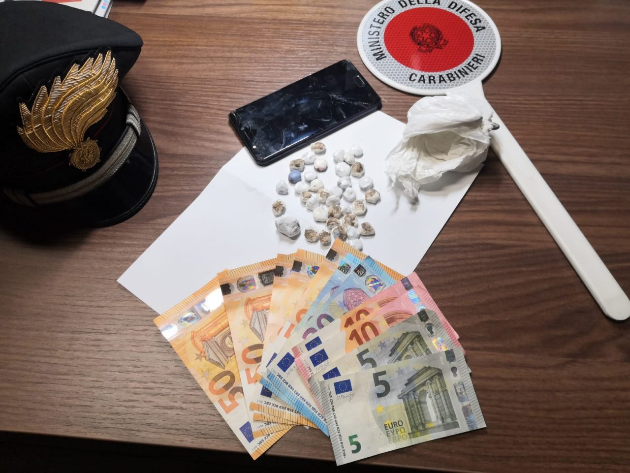 Pusher sorpreso nei pressi del Sert, alla vista dei Carabinieri tenta di disfarsi della droga