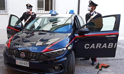 Ubriachi litigano al bar, uno si scaglia contro i Carabinieri e gli sputa addosso