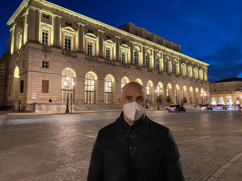 Gran Guardia illuminata di giallo per Patrick Zaki