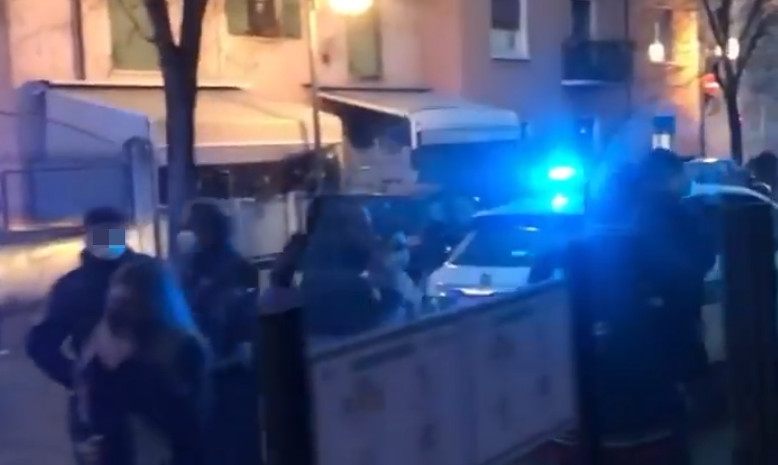 Il video dei clienti del bar che protestano contro i controlli al grido di “Libertà!”