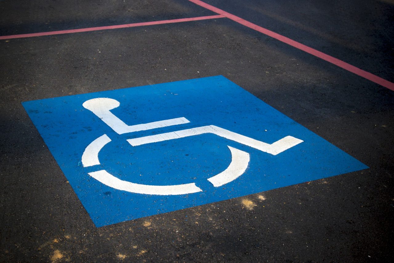 Sanzioni più pesanti a Verona per chi occupa i parcheggi disabili