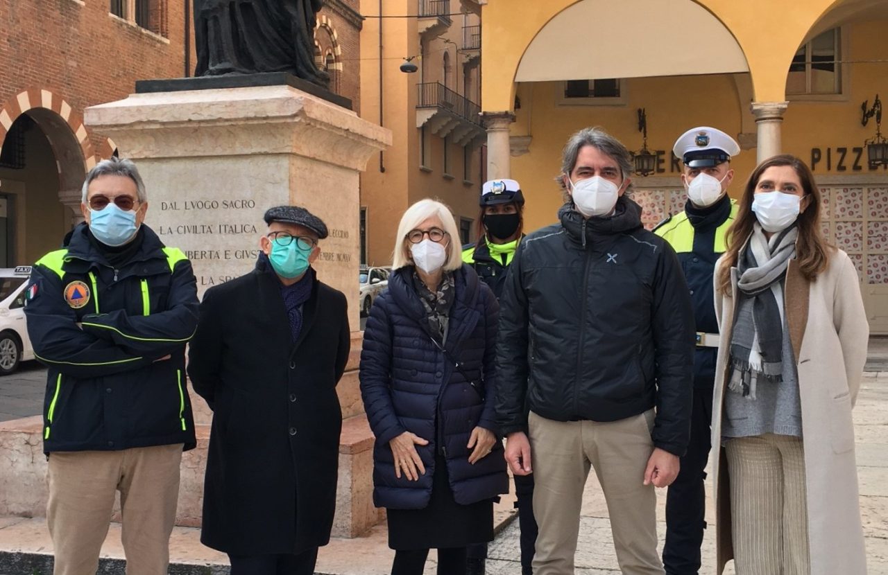 “Tamponi dello spritz” in piazza Erbe per i giovani per la prevenzione anti Covid