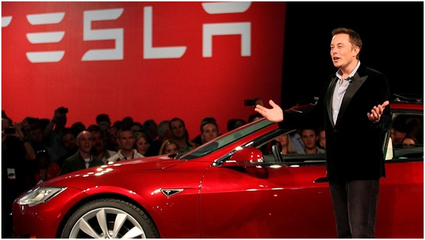 Tesla sorpassa Facebook, il prezzo per azione arriva a 880 dollari
