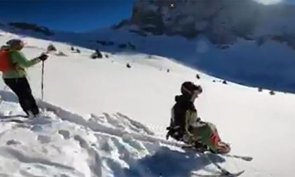 Il video dell’alpinista paraplegico in fuori pista solamente con uno sci
