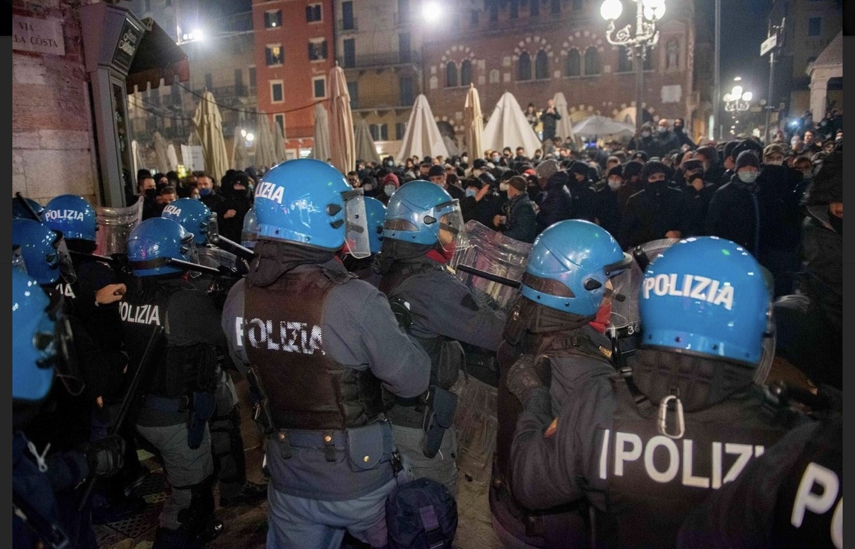 “Daspo fuori contesto” per i 10 responsabili della guerriglia in Piazza Erbe