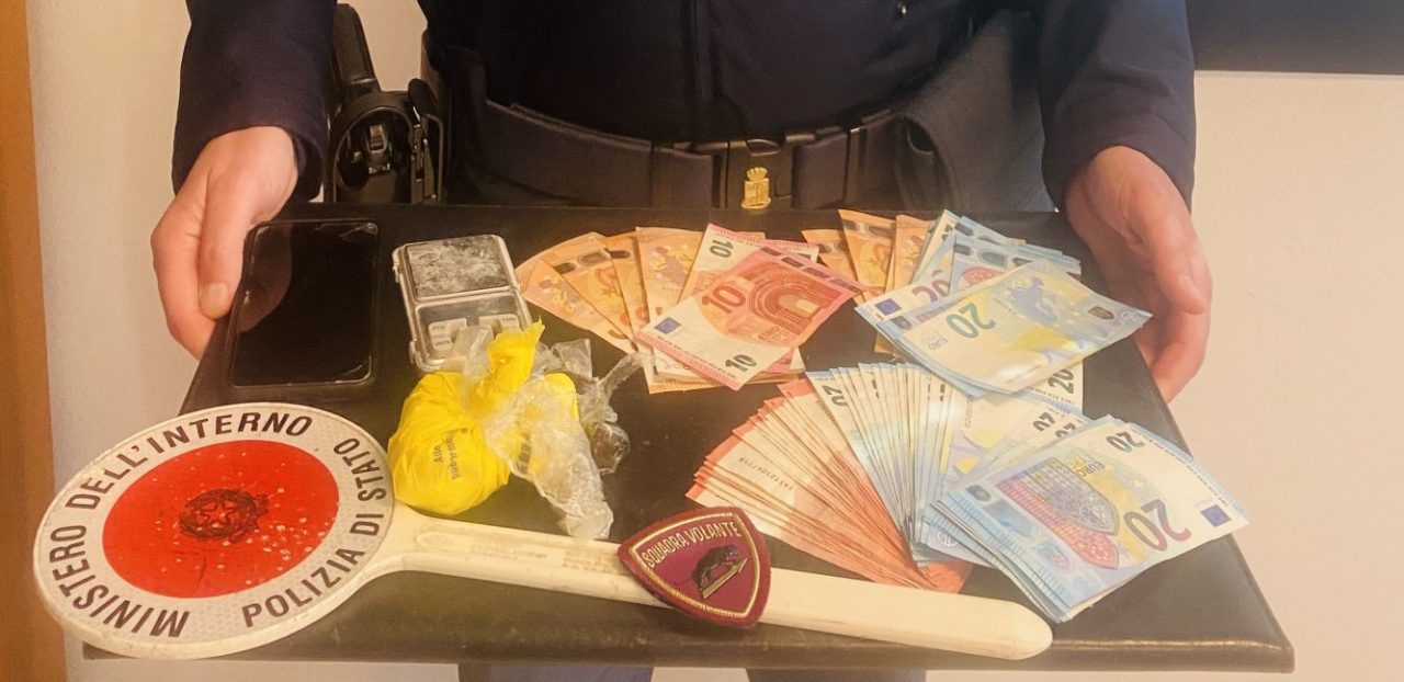 Fermato pusher a Borgo Roma, nell’appartamento trovata la droga e oltre 1400 euro