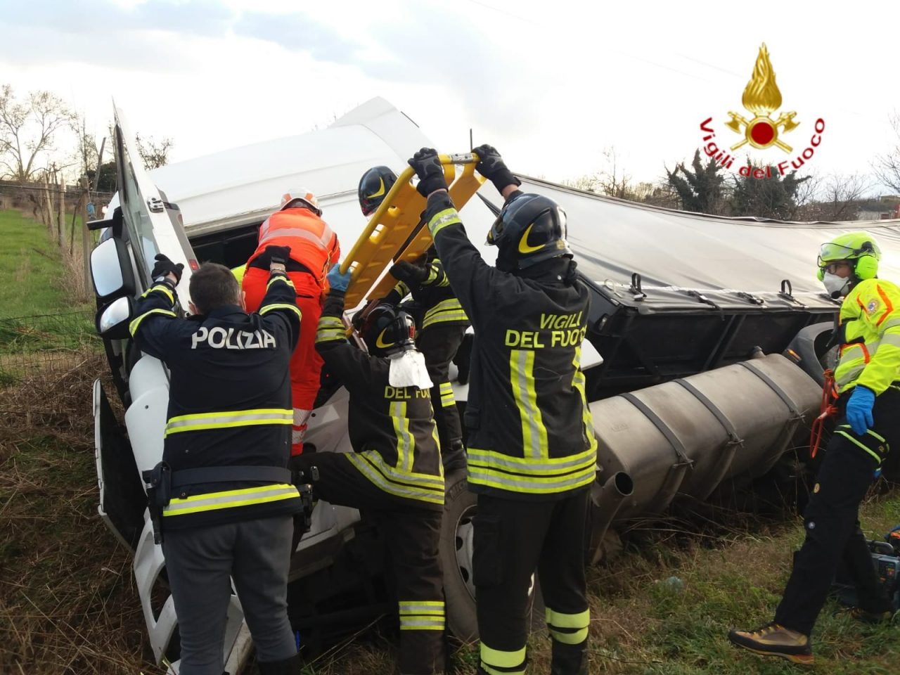 Autoarticolato si rovescia in A4: conducente intubato e trasportato all’ospedale