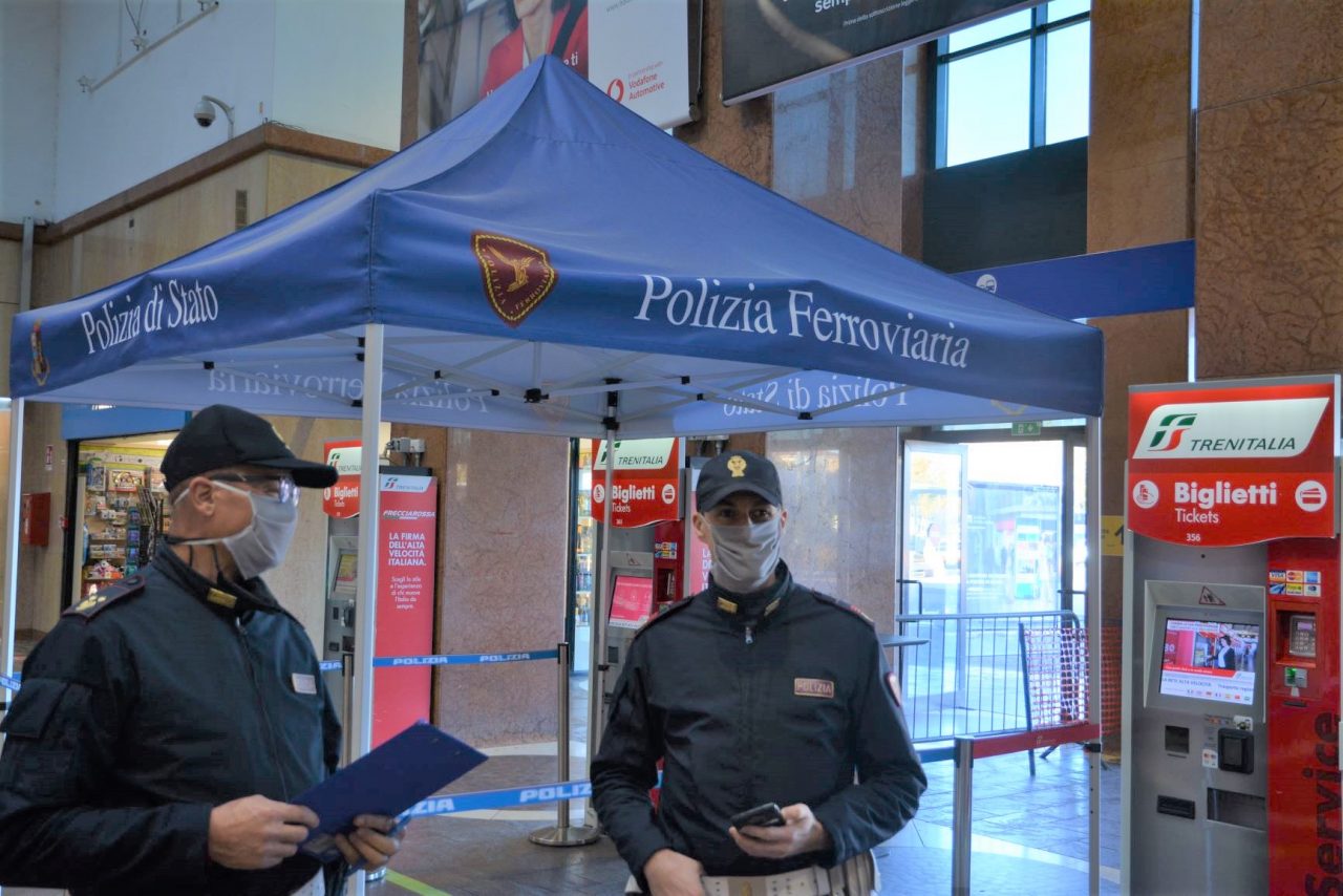 Invitato a indossare la mascherina e a scendere dal treno, ubriaco si scaglia contro gli agenti