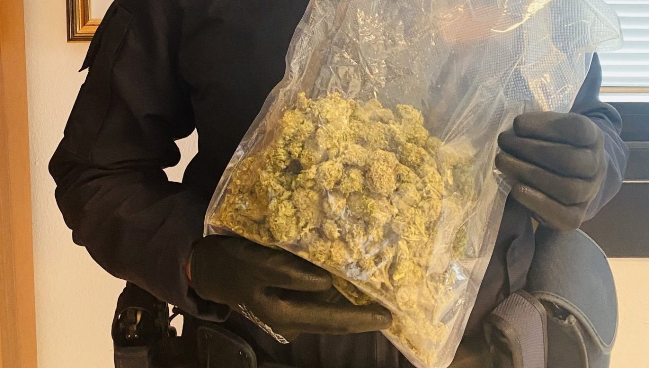 Per evitare il controllo lanciano la droga ai piedi di un passante che però chiama la Polizia