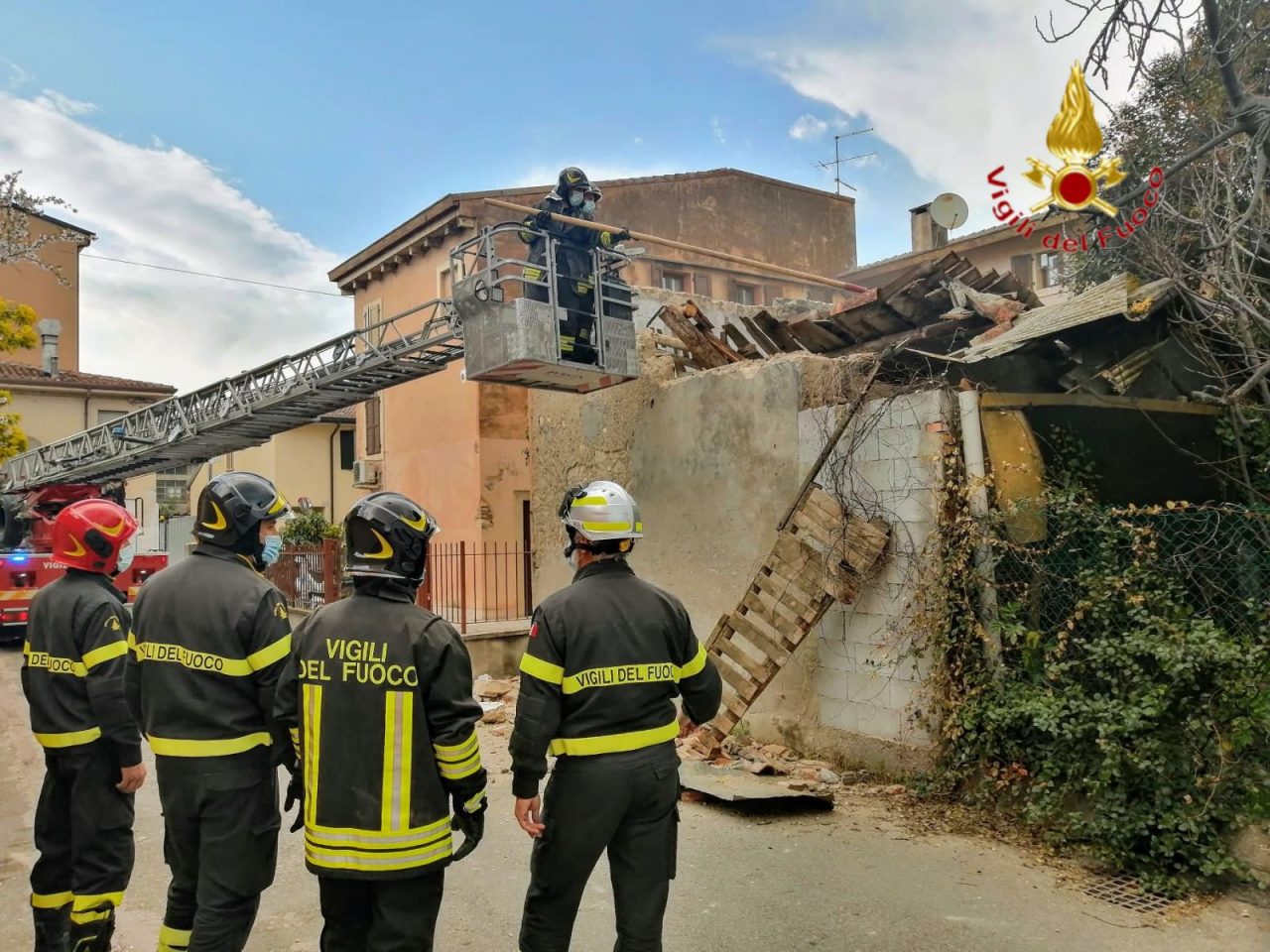 Le foto del crollo del tetto di un vecchio capannone a Verona