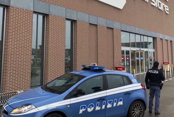 Rubano merce dal supermercato e si scagliano contro gli addetti alla vigilanza