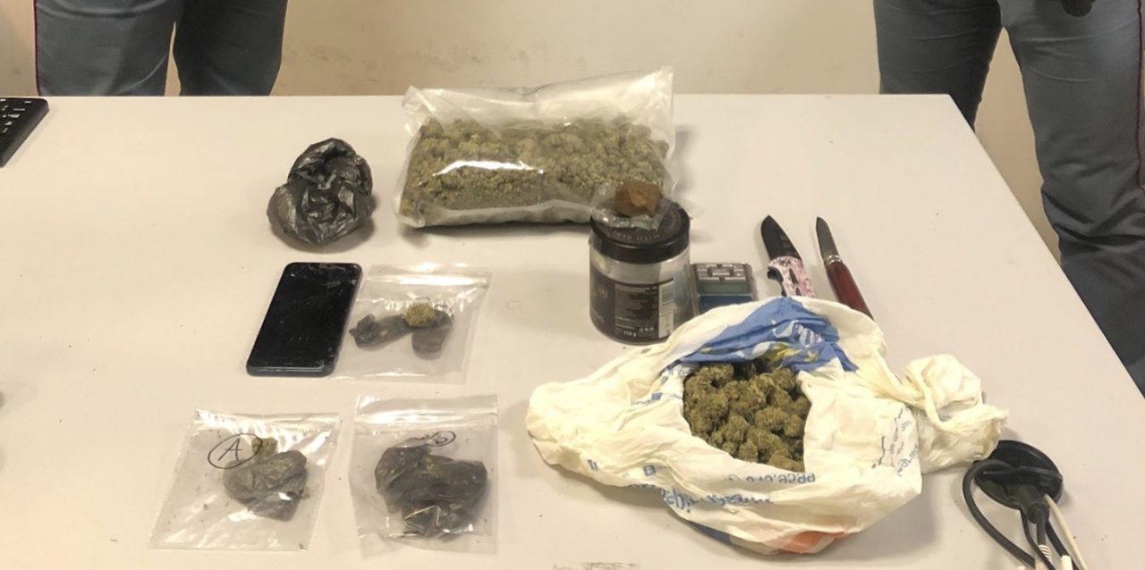 Tenta di evitare il controllo di polizia: trovato in possesso di hashish e marijuana