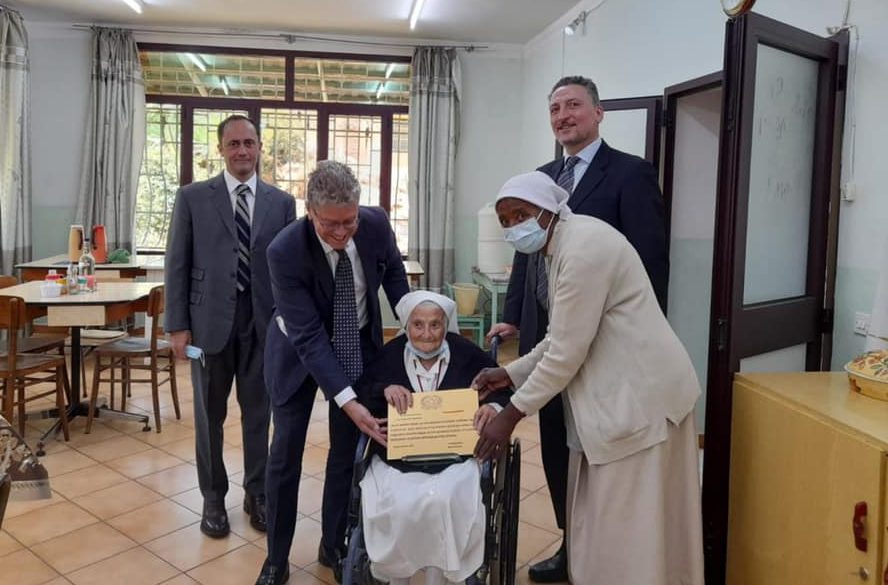 Una targa per Suor Giannantonia dall’Ambasciatore italiano in Eritrea: “Impegno esemplare”