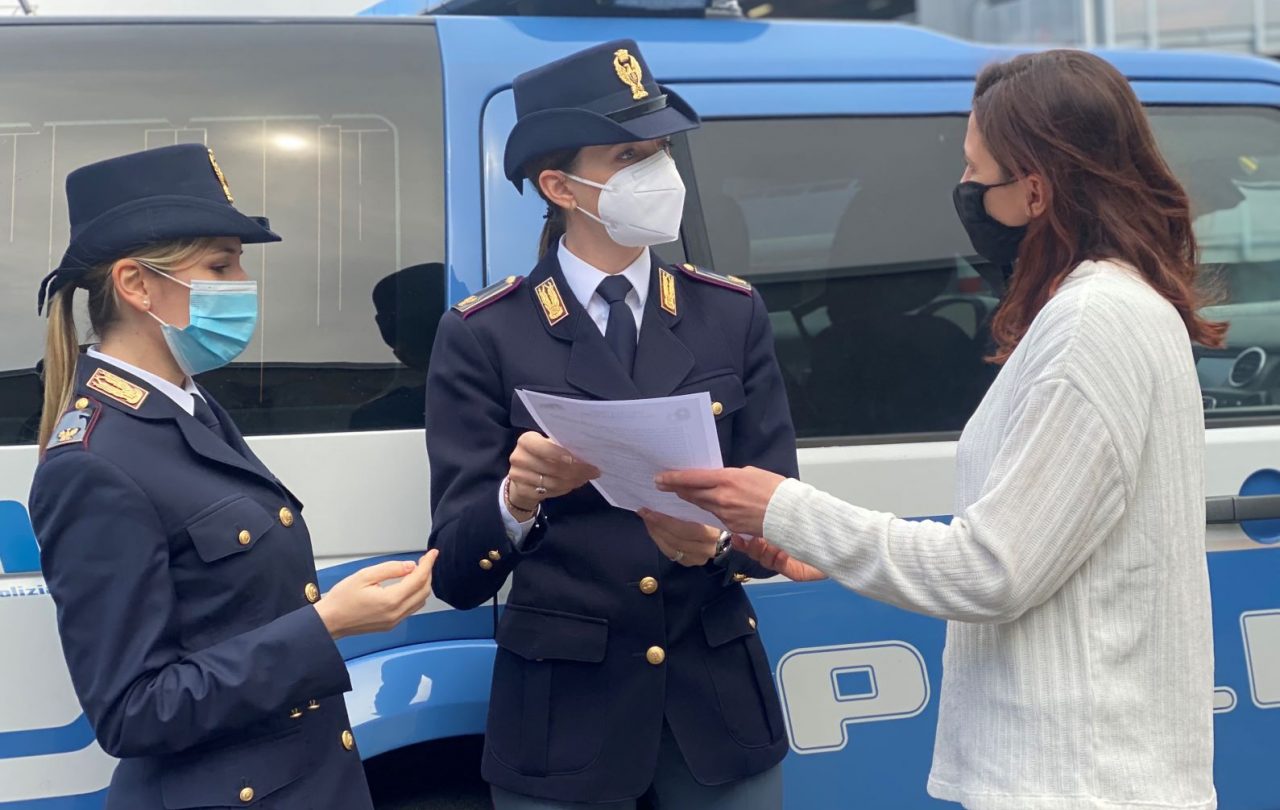 Entra in casa grazie al complice travestito da postino: ex fidanzata picchiata per più di un’ora