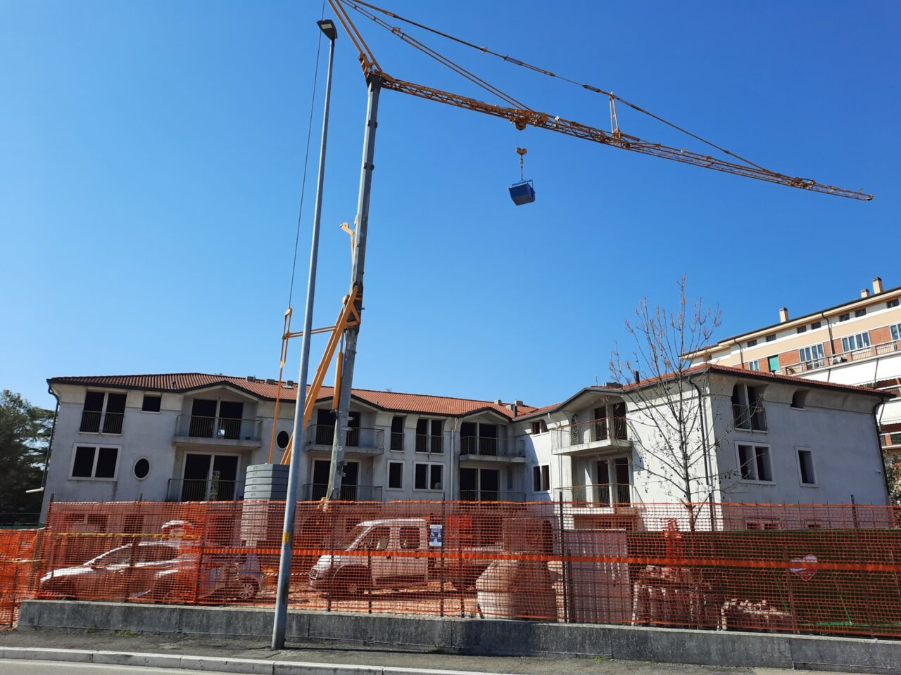 Cantiere abbandonato di Via Cernisone: dopo 20 anni di degrado gli operai tornano al lavoro