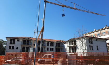 Cantiere abbandonato di Via Cernisone: dopo 20 anni di degrado gli operai tornano al lavoro