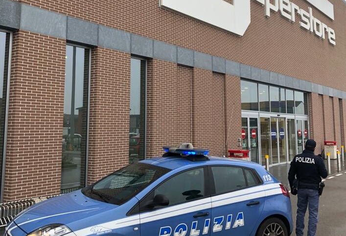 Nascondono nello zaino prodotti hi-tech e profumi poi tentano la fuga dall’Esselunga