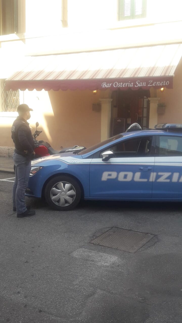 Numerosi clienti al bar intenti a consumare bevande, scattano le sanzioni