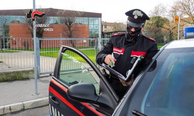 Minorenne seduce un anziano e con la tecnica dell’abbraccio gli ruba il Rolex