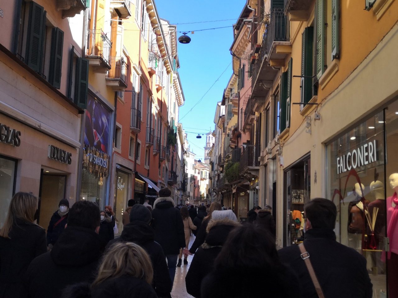 Assembramenti nel week end, in un bar di Verona trovate 11 persone all’ora del coprifuoco