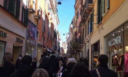 Assembramenti nel week end, in un bar di Verona trovate 11 persone all'ora del coprifuoco