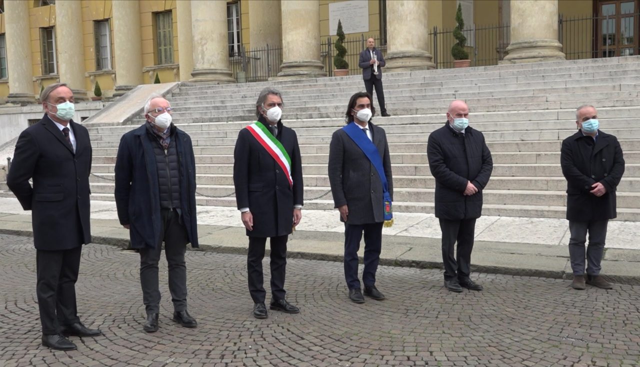 Giornata in memoria delle vittime Covid, minuto di silenzio in Piazza Bra
