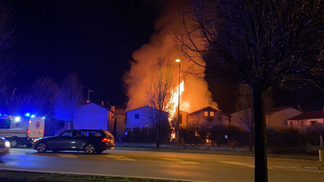 Incendio nell’azienda di onoranze funebri a Cologna Veneta: bruciate 50 bare